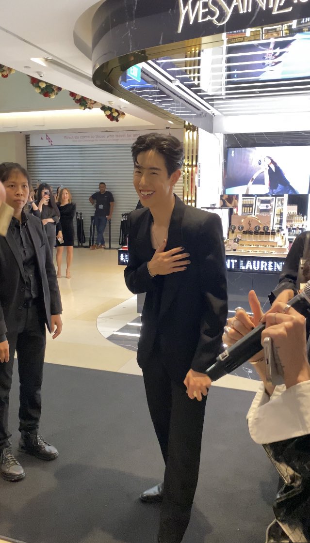 tuanxcoco's tweet photo. Literally me when I see Mark 😭 https://t.co/PQRlyGmg3j