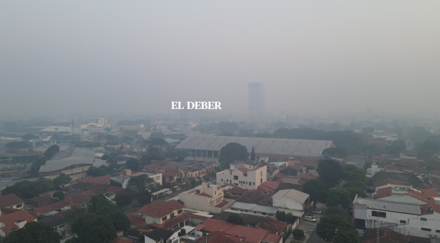 grupoeldeber's tweet photo. #SantaCruzBo | La capital cruceña amaneció este sábado cubierta de una densa humareda, producto de los incendios forestales que se registran en la región. La calidad del aire es “muy mala” y puede afectar a grupos de riesgo.

📸Miguel Surubí https://t.co/zwwjt75bzU