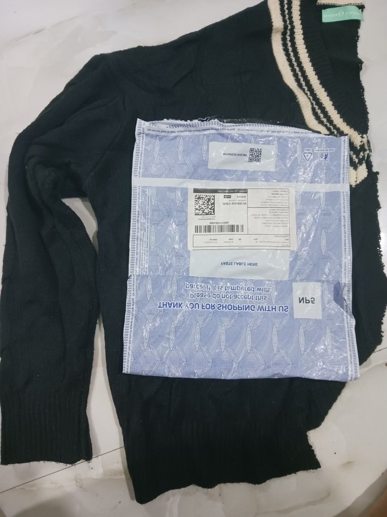 amit_flysafe's tweet photo. @meesho_support I have ordered a dress vide Order no. 321220490624_1. The product was delivered on 19 Oct 2023.I got a half cut sweater when I opened the consignment instead of the order. 
Return of the product failed n no response of customer care. Pathetic product n service. https://t.co/Z0sHNGc8Ji