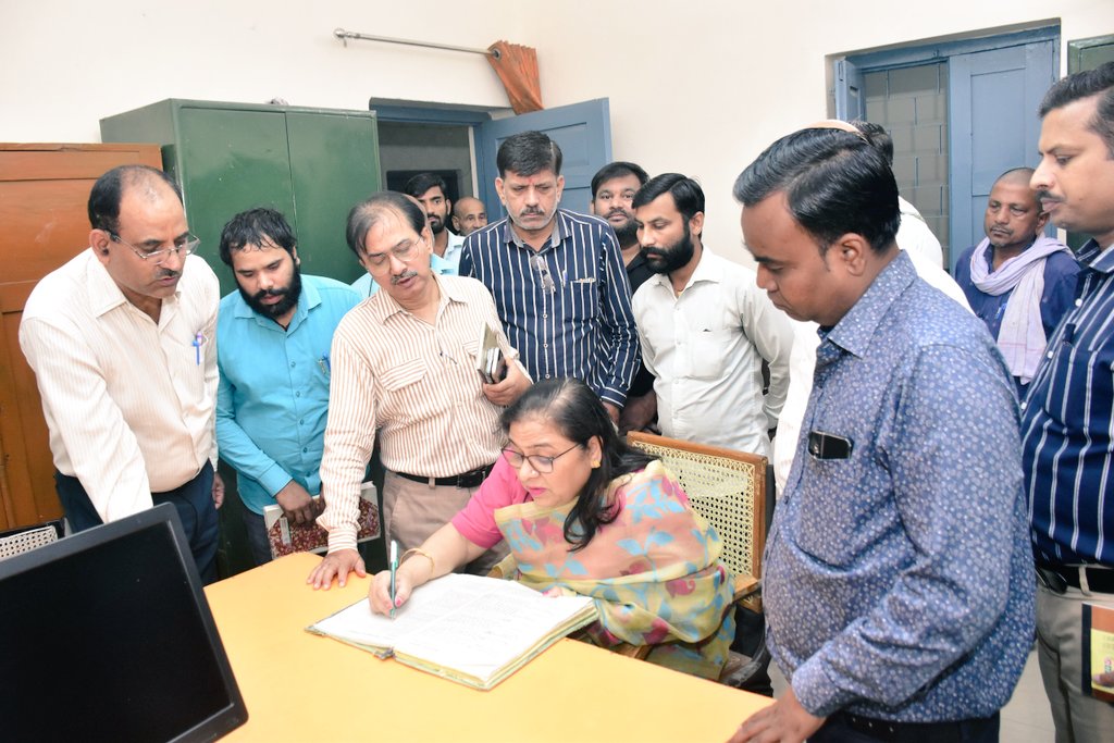 dduupdates's tweet photo. कुलपति प्रो. पूनम टंडन ने किया प्रशासनिक भवन निरीक्षण। इस दौरान उन्होंने अनुपस्थित पाए गए नियमित एवं आउटसोर्सिंग कर्मचारियों के खिलाफ कार्यवाई के लिए निर्देशित किया। https://t.co/mTLapI0WF4