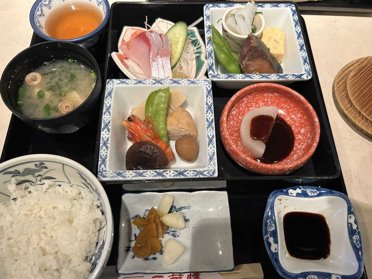 to_copast's tweet photo. 今日は山菜膳さんでランチ✨
お刺身めちゃくちゃ美味しくて、炊��合わせもいいお味でした😊
旦那の食べてたポークステーキも煮豚の焼き肉みたいで、お値段もリーズナブルで最高でした😆リピート確定👍
#山菜膳　#出雲のご飯処 https://t.co/ZIJf2Rs0T9