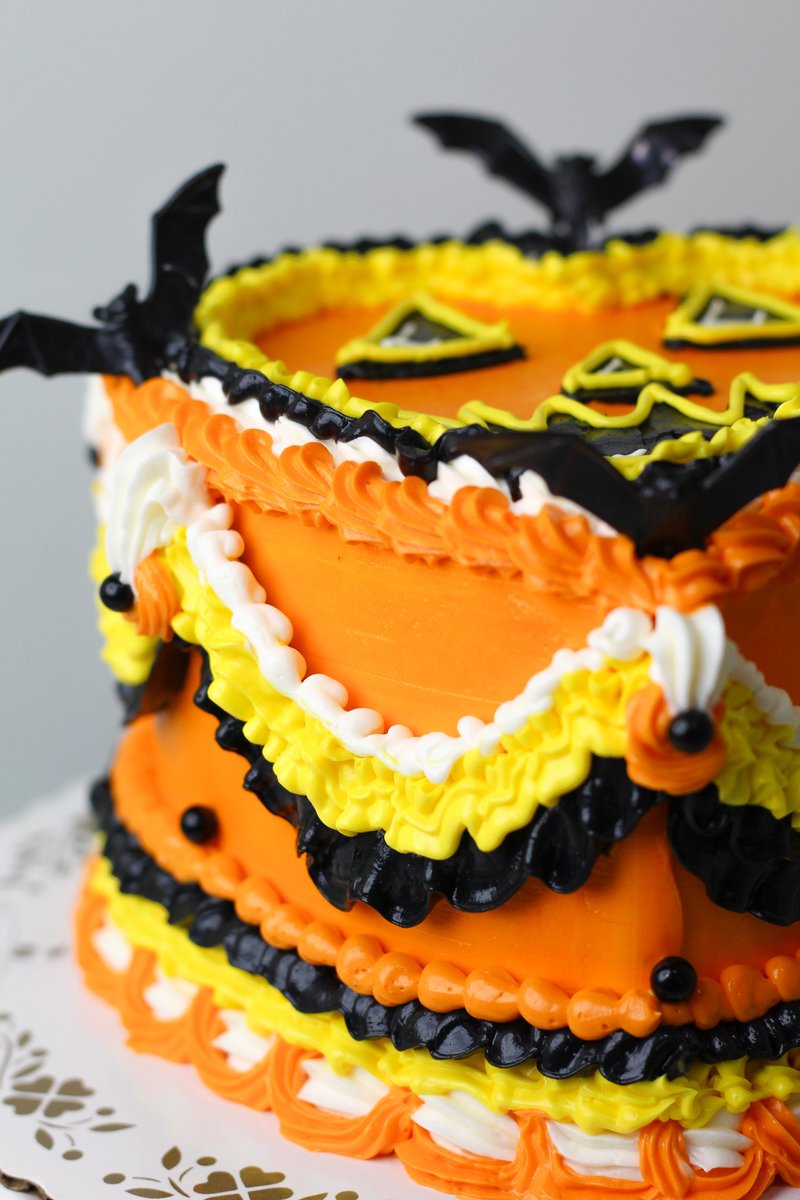 pastries51's tweet image. It's Halloween season, and what could be better than enjoying a spooky cake? Trick-or-treaters and party-goers alike, let's celebrate the season's festivities with plenty of tasty treats! 🎃 

#halloweencake #treatyourself #pumpkincake #lambethcake