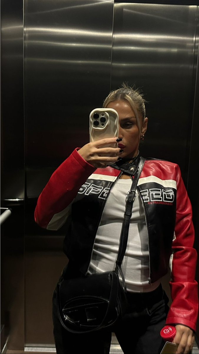iamceliciouss's tweet photo. ๐ฎ๐๐๐๐ - Direction 2eme sous sol du Parking Part Dieu, puis je rentre ร la maison...
#iamdeliciouss #celicious #sabrina #kelia_lhr #kelia @Dior @voguemagazine @ELLEmagazine @adidas @SkyTeam_blue @Sephora @LouisVuitton
@iclyonhoteldieu @SkyrockFM https://t.co/qnkwbYiQIA