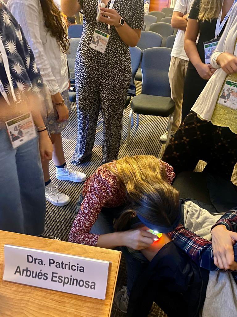 Algunas imágenes de ayer en el taller de Dermatoscopia, excelencia para residentes, Presentado por:
Dra Patricia Arbués Espinosa
Dra Ester Montes Belloso