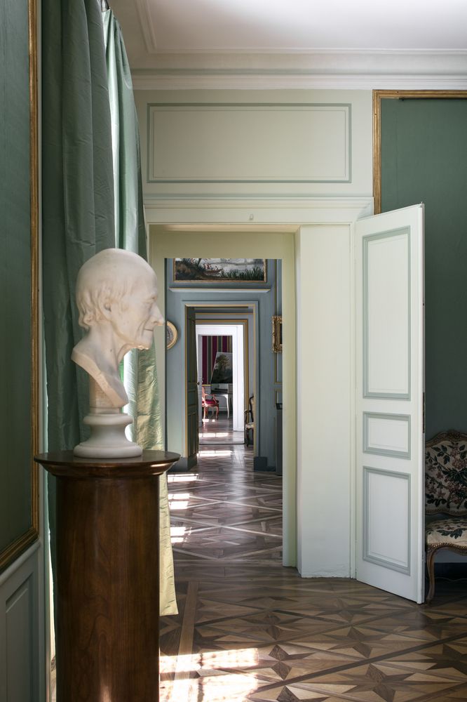 leCMN's tweet photo. Narcissique, Voltaire ? 🪞
Au château de #Ferney, le célèbre philosophe est représenté un peu partout : sculptures, peintures, gravures... 
🎁 Il faisait même cadeau à ses invités de médaillons, bustes miniatures ou divers objets à son effigie !
https://t.co/cZ5OpX9jgu https://t.co/Bt5xWHDs36