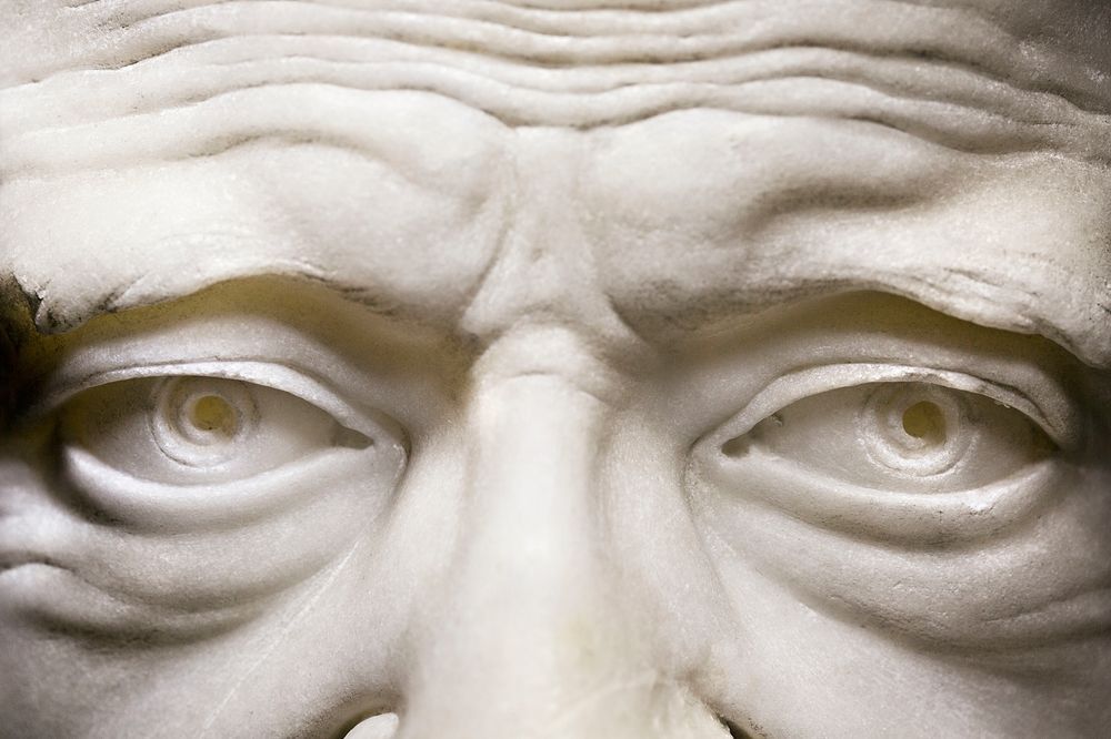 leCMN's tweet photo. Narcissique, Voltaire ? 🪞
Au château de #Ferney, le célèbre philosophe est représenté un peu partout : sculptures, peintures, gravures... 
🎁 Il faisait même cadeau à ses invités de médaillons, bustes miniatures ou divers objets à son effigie !
https://t.co/cZ5OpX9jgu https://t.co/Bt5xWHDs36