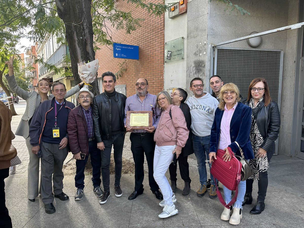EnriqueRGH's tweet photo. Hoy he podido acercarme al final de las jornadas organizadas por #ARVIL (Asociación de Alcohólicos Rehabilitados de Villaverde) para darles un abrazo y trasladarles nuestro agradecimiento por el gran trabajo que realizan en el distrito.

¡¡¡GRACIAS!!! https://t.co/dhVMlGtNfB
