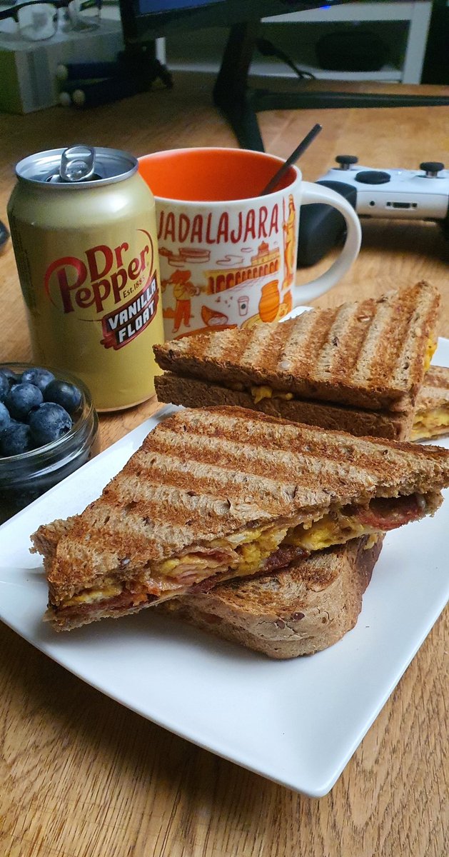 tobyniceinnoize's tweet photo. Verpflegung...
#Toast mit irgendwas vom Huhn und der Kuh.
#Kaffee versteht sich von alleine.
#Blaubeeren sind halt einfach META!
Ach und zu meinem Glück gesellt sich noch ne @DrPepperDE #VanillaFloat dazu. https://t.co/pKwXG1qezl