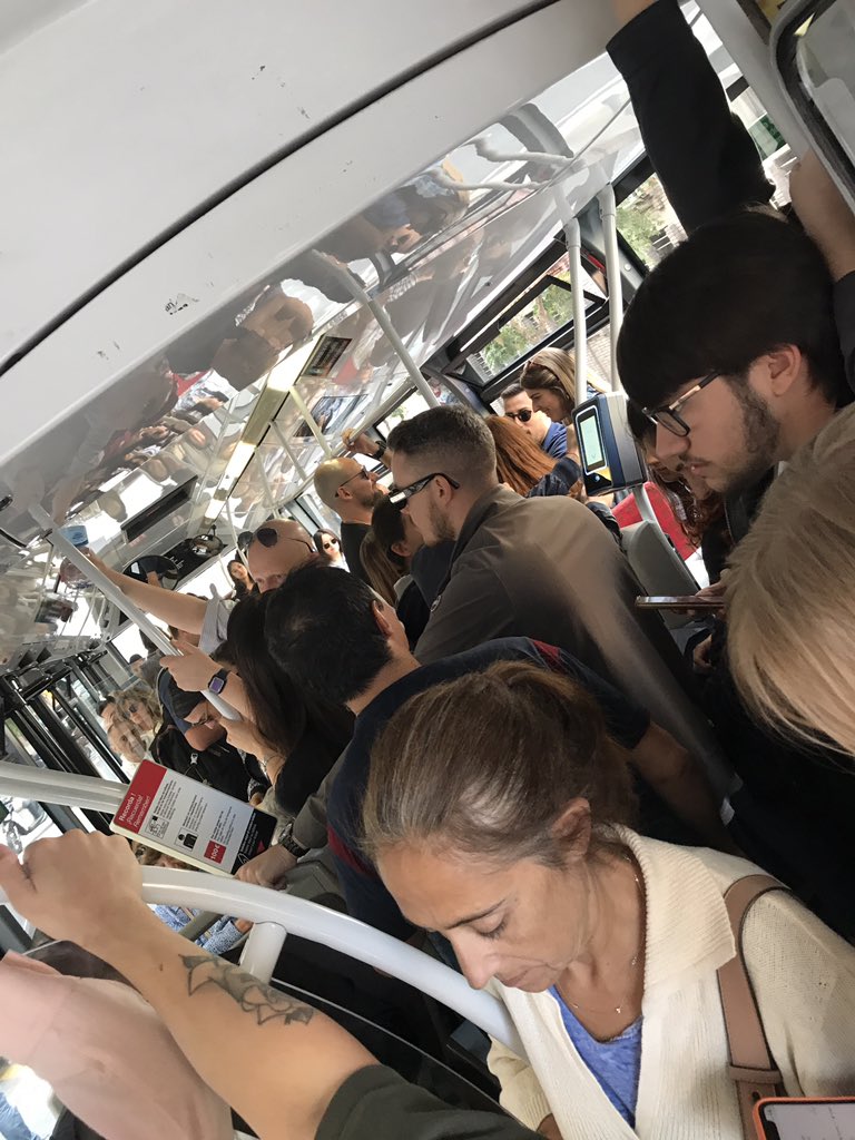 epich1985's tweet photo. I a la parada del C/Camèlies hi queden senyores amb carro de la compra i una família amb nens que la massa de turistes al 24 no hi deixa pujar :) @ConsellVeinalTR @TMB_Barcelona @TMBinfo https://t.co/7wDjwfaTqW