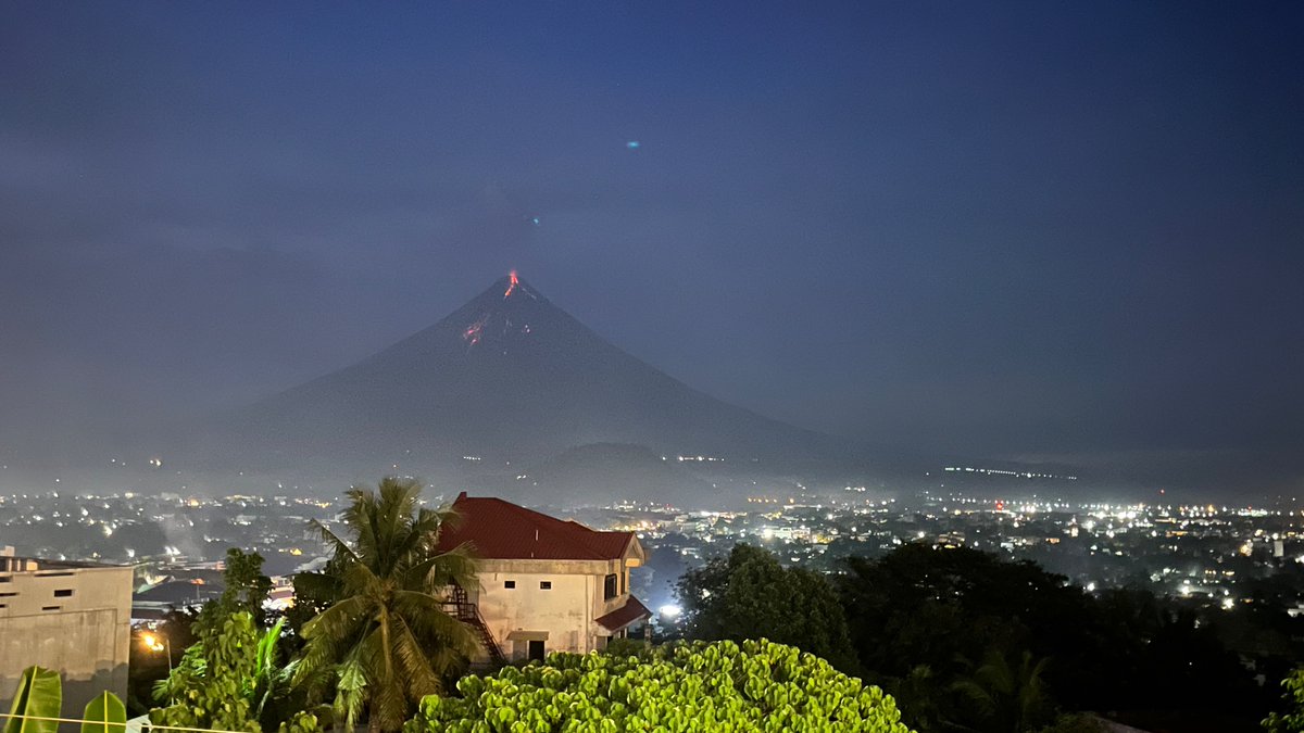🌋Lava effusion tonight from #Mayon volcano overlooking Legazpi City, Philippines.