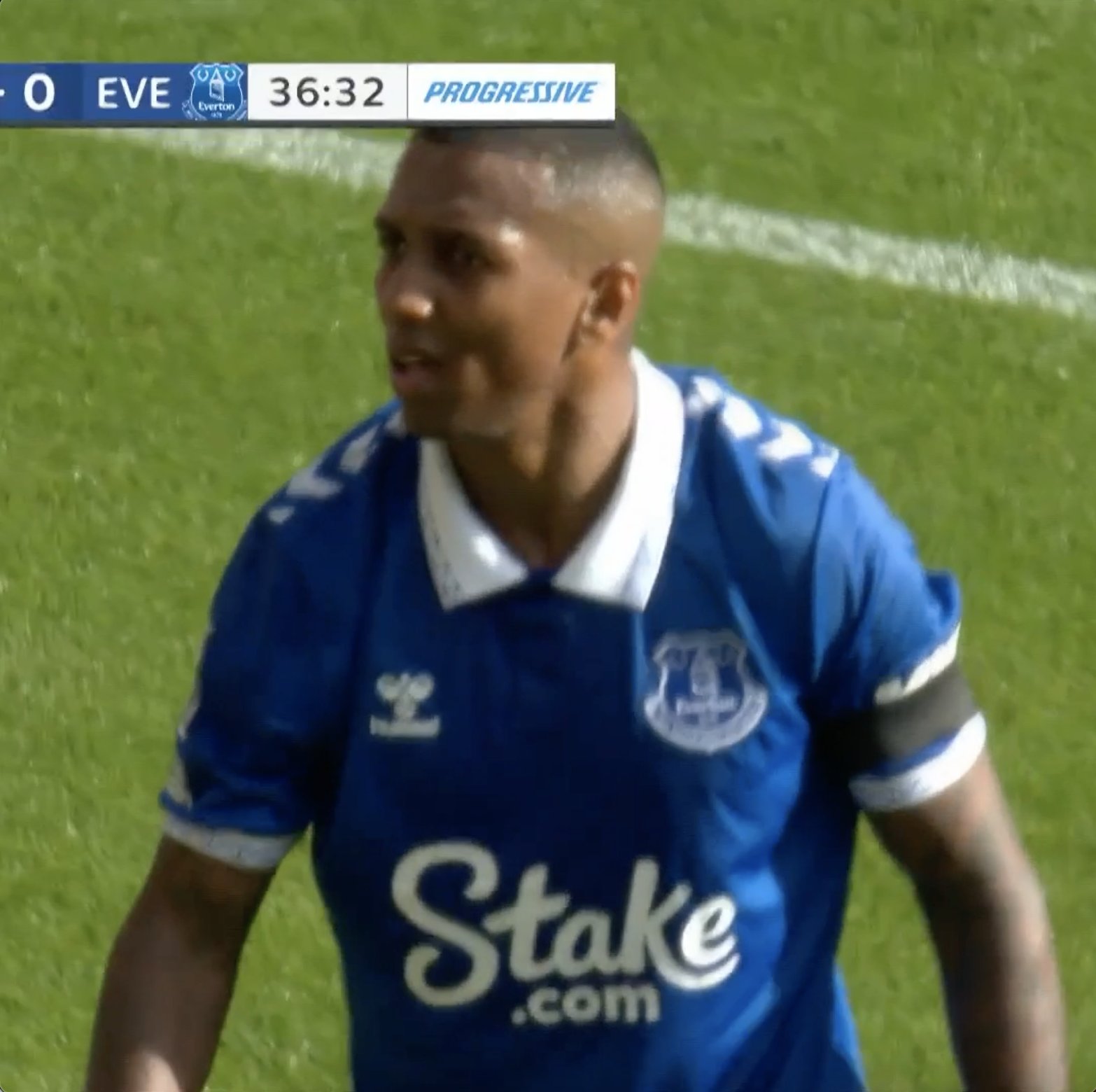 Ashley Young sent off! 🟥He gets his second yellow card of the first half and Everton are down to 10 men. #LIVEVE