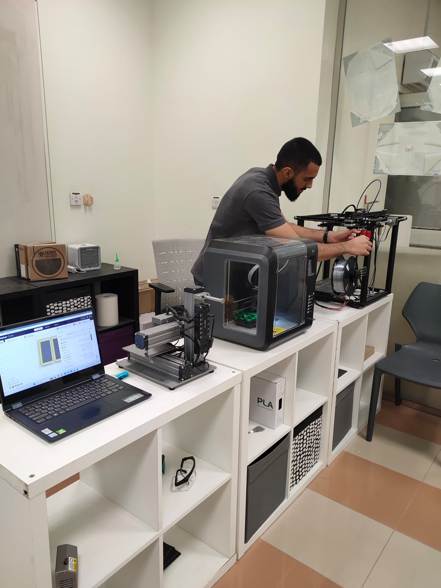 jed_college_tec's tweet photo. أسهم التعاون المستمر الذي يقدمه نادي الابتكار في الكلية مع الأقسام من خلال تقنية الطباعة الثلاثية الابعاد في نجاح العديد من المشاريع العملية. 

حيث أتم النادي بإشراف العضو يوسف العيدروس تنفيذ القطع المطلوبة لأحد مشاريع التخرج بتخصص تقنية المحركات والمركبات ، 
والذي يشترك في تنفيذه المتدربين الخريجين : بدر شويل /  بسام التركي / براء الثبيتي / البراء بافرج / صالح الغامدي

#الكلية_التقنية_بجدة
#التدريب_التقني