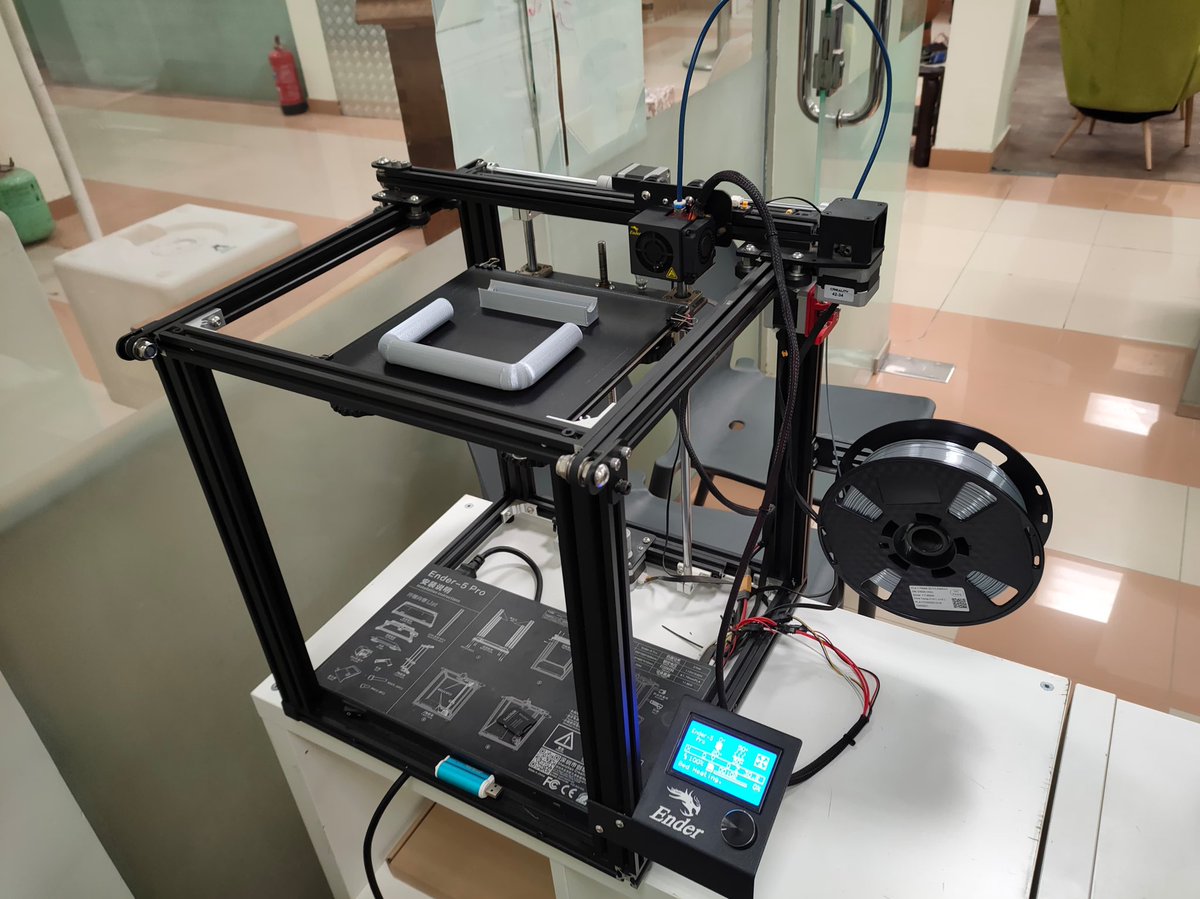 jed_college_tec's tweet photo. أسهم التعاون المستمر الذي يقدمه نادي الابتكار في الكلية مع الأقسام من خلال تقنية الطباعة الثلاثية الابعاد في نجاح العديد من المشاريع العملية. 

حيث أتم النادي بإشراف العضو يوسف العيدروس تنفيذ القطع المطلوبة لأحد مشاريع التخرج بتخصص تقنية المحركات والمركبات ، 
والذي يشترك في تنفيذه المتدربين الخريجين : بدر شويل /  بسام التركي / براء الثبيتي / البراء بافرج / صالح الغامدي

#الكلية_التقنية_بجدة
#التدريب_التقني