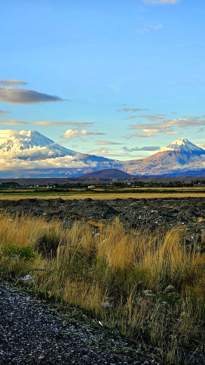 TurklukSesi's tweet photo. @ogeday_nigar @geviskajyan #ağrıdağı ararat yox 
güneyazerbaycandan böylə görünür
Bizim makudan
Zatən o' dağın 4 tarafı milli misaqımızda azərbaycan yurdudur
🇦🇿🇹🇷🇦🇿🤘🤘🤘 https://t.co/VzDF83qkQN