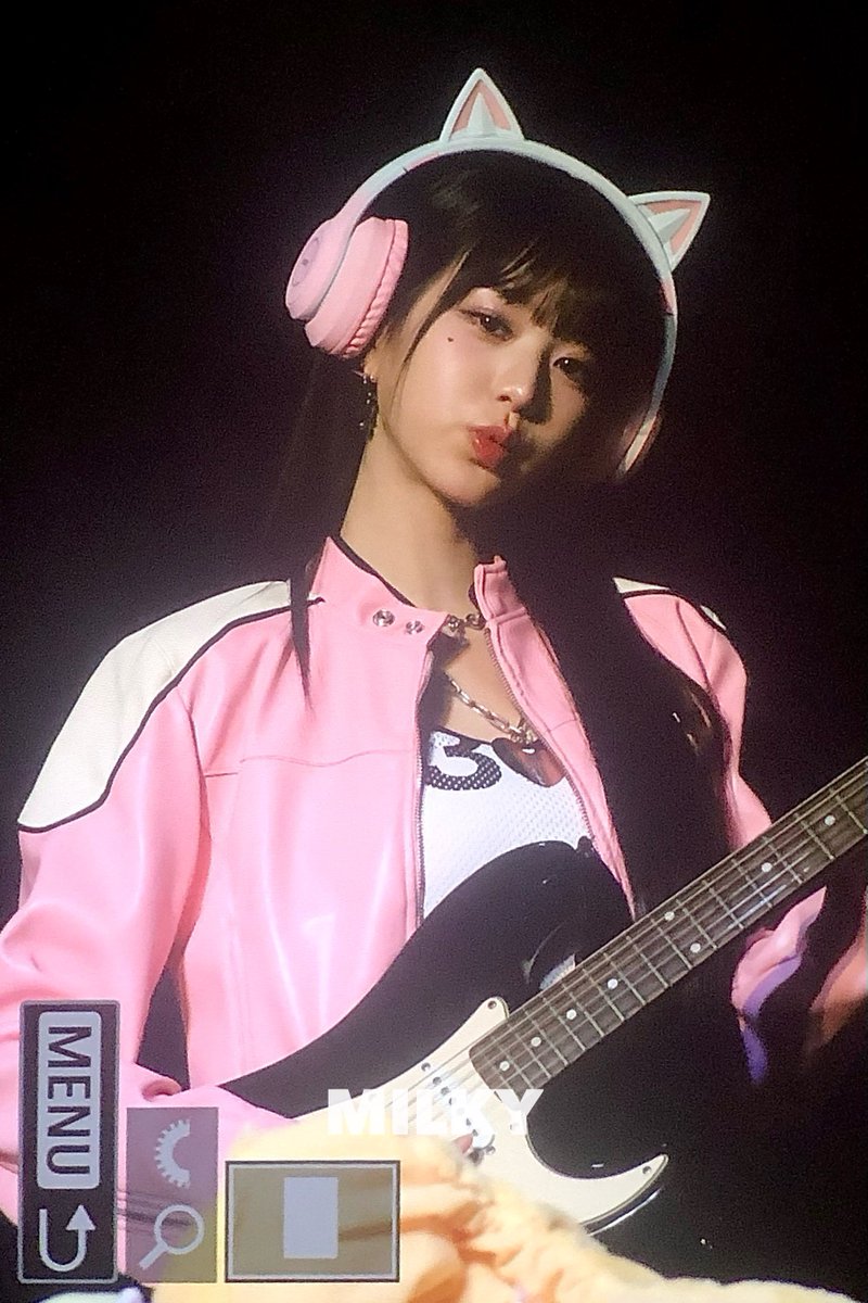 wonyoung with an electric guitar 🔥