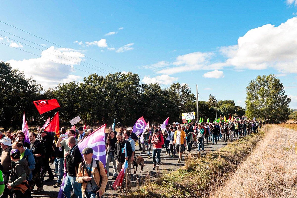 📣 RAMDAM EN COURS 📣

Plus de 9500 personnes marchent actuellement sur le tracé prévu de l'#A69 pour dénoncer le déni démocratique lié à ce projet, son aberration écologique, et la privatisation des infrastructures routières. 

#StopA69