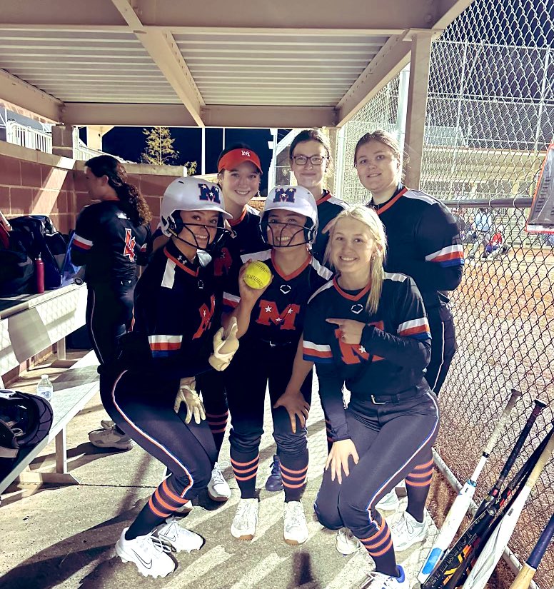 Rachael <a href="/rsasanuma/">Rachael Sasanuma</a> with the 2run 💣 in Game 1 #Mojo🧡💙