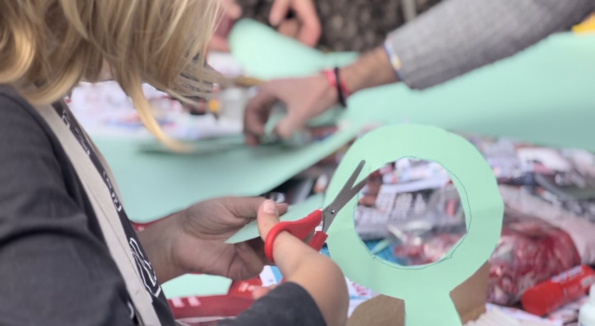 Estamos con nuestra Vicaría VIII en la Feria de entidades y colectivos de Tetuán. Se dan a conocer todos los espacios, proyectos y actividades disponibles para mejorar la calidad de vida de las personas en este distrito. 

Y aquí, tú tienes mucho que ver. 

#CuidaTetuan