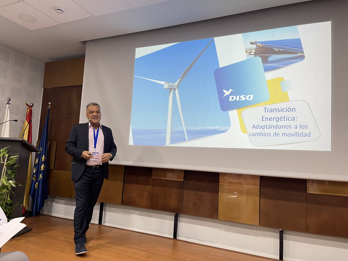FEMEPA_LP's tweet photo. David Duran, en representación de #DISA, patrocinador oficial del congreso #Asintrauto en @Femete por el 45° aniversario de @ASINTRATENERIFE 

🗣️ “Transición Energética: adaptándonos a los cambios de movilidad”

@FundacionDISA https://t.co/7WNifsBL9r