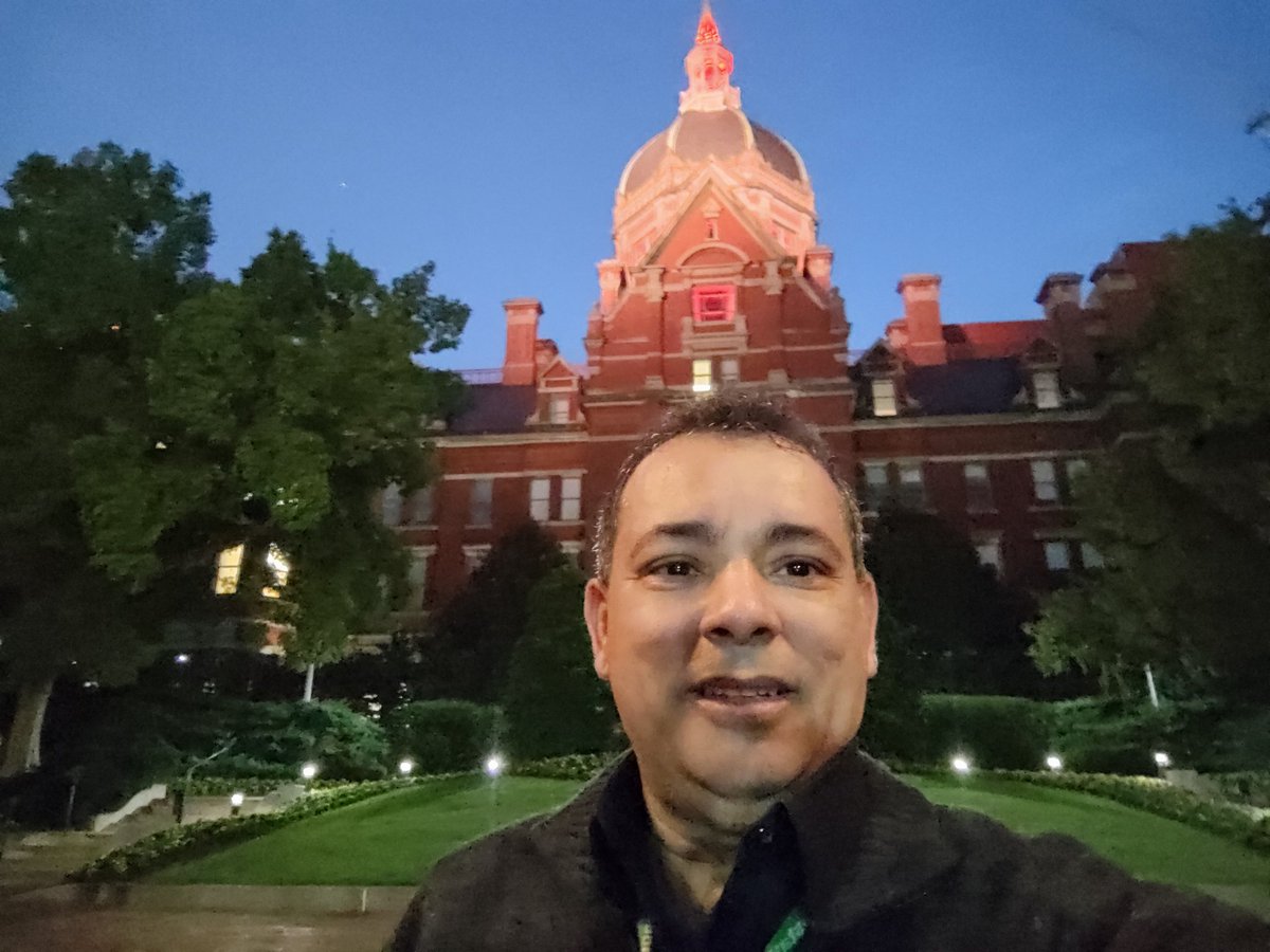 prgalba's tweet photo. E por falar em CORAGEM… último dia do Postdoc na Johns Hopkins como sempre iniciando nas madrugadas e indo até a noite. Em 10 dias já embarcando para a terra natal. Na bagagem há muitos aprendizados para a vida e melhoria do atendimento das pessoas no SUS. Deus no comando SEMPRE https://t.co/TtgRwR8cVM