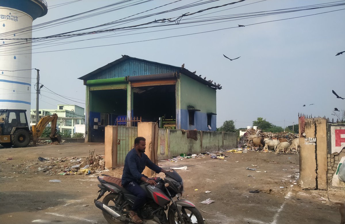 HelloBrahmapur's tweet photo. Animals are not safe here, Human's are not safe here,bcoz @BrahmapurCorp made a Garbage Dumping ground in the crowded place of brahmapur city near to new bus stand &amp; closer to the MKCG HOSPITAL @MayorBerhampur can U answer how it can be possible? #Odisha @otvnews @ArgusNews_in https://t.co/PAZgqmHmkK