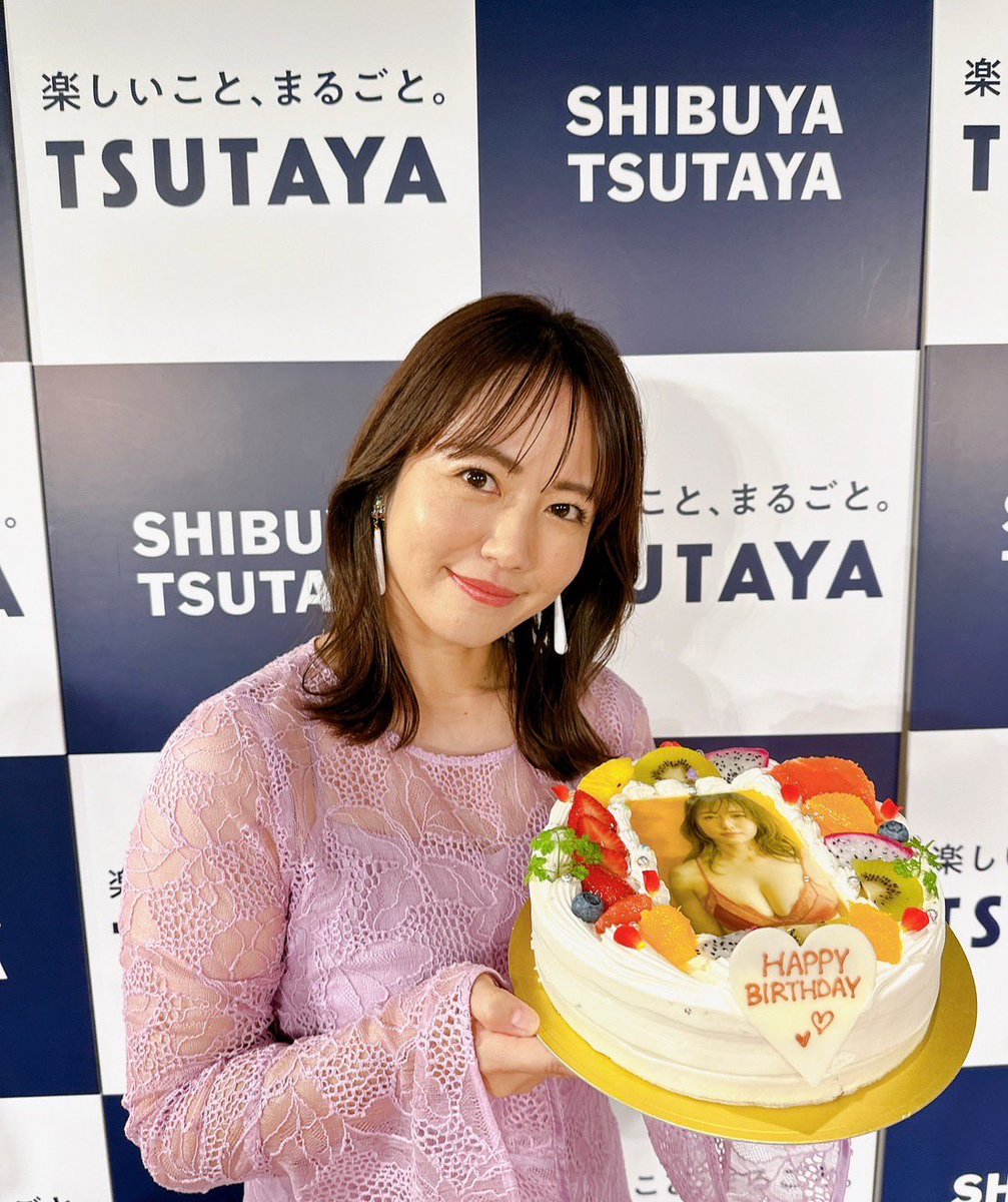 sayaka23isoyama's tweet photo. 今日の写真集発売記念イベントには、沢山の方が会いに来てくれて、本当に幸せな時間でした！！ありがとうございます！
プレスの皆様も沢山来ていただきありがとうございます。
『and more』と『and you』を
沢山見てくれたら嬉しいです(^^) https://t.co/lpeFZyUriZ