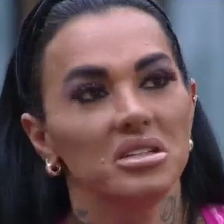 matheuscaseca's tweet photo. Simioni assediou o Shay, agrediu o Radamés e segue firme no jogo. Rachel foi expulsa por muito menos, foi expulsa por se defender. Carelli não pensou duas vezes na vez da Rachel e agora na Simioni ele fingiu que nem viu. Canalha!

SIMIONI EXPULSA #AFazenda https://t.co/NFSpggKvj5