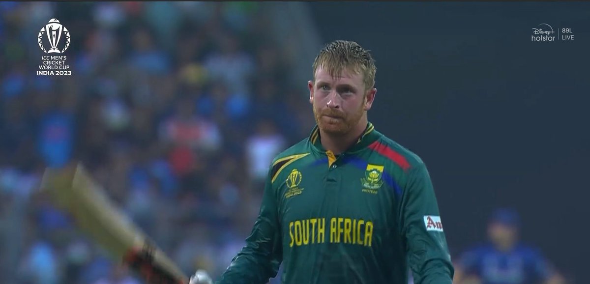 Standing ovation for Henrich Klassen. No other ground in the country can match the atmosphere of Wankhede cricket stadium. #ENGvRSA