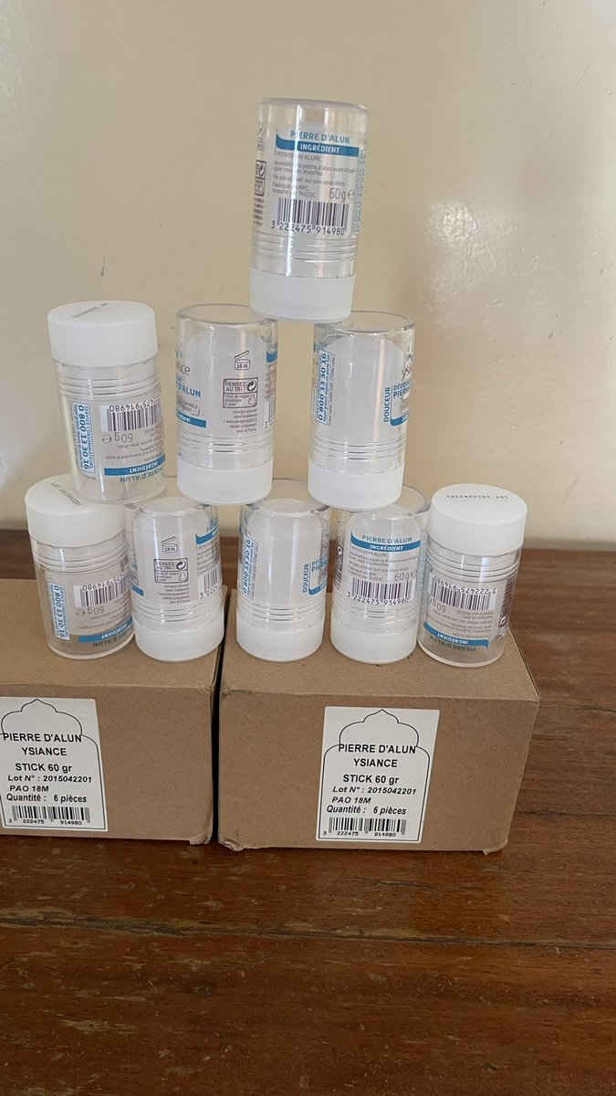 Zeinaab_K's tweet photo. Je vends le meilleur anti-transpirant 🤩 
tu as ça, déodorant même va te dégoûter🤌🏾♥️#pierredalun
1500f le sachet et 5000 f le stik 
#rtapprecies 🙏🏾 https://t.co/0rmi08K24y