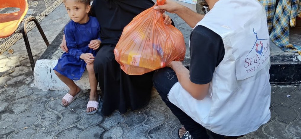 Selam_Evi's tweet photo. Alhamdulillah, 

#SelamEvi continues to reach out to the victims of #Gaza; delivering the emergency relief on a daily basis. https://t.co/2J2F6d36FV
