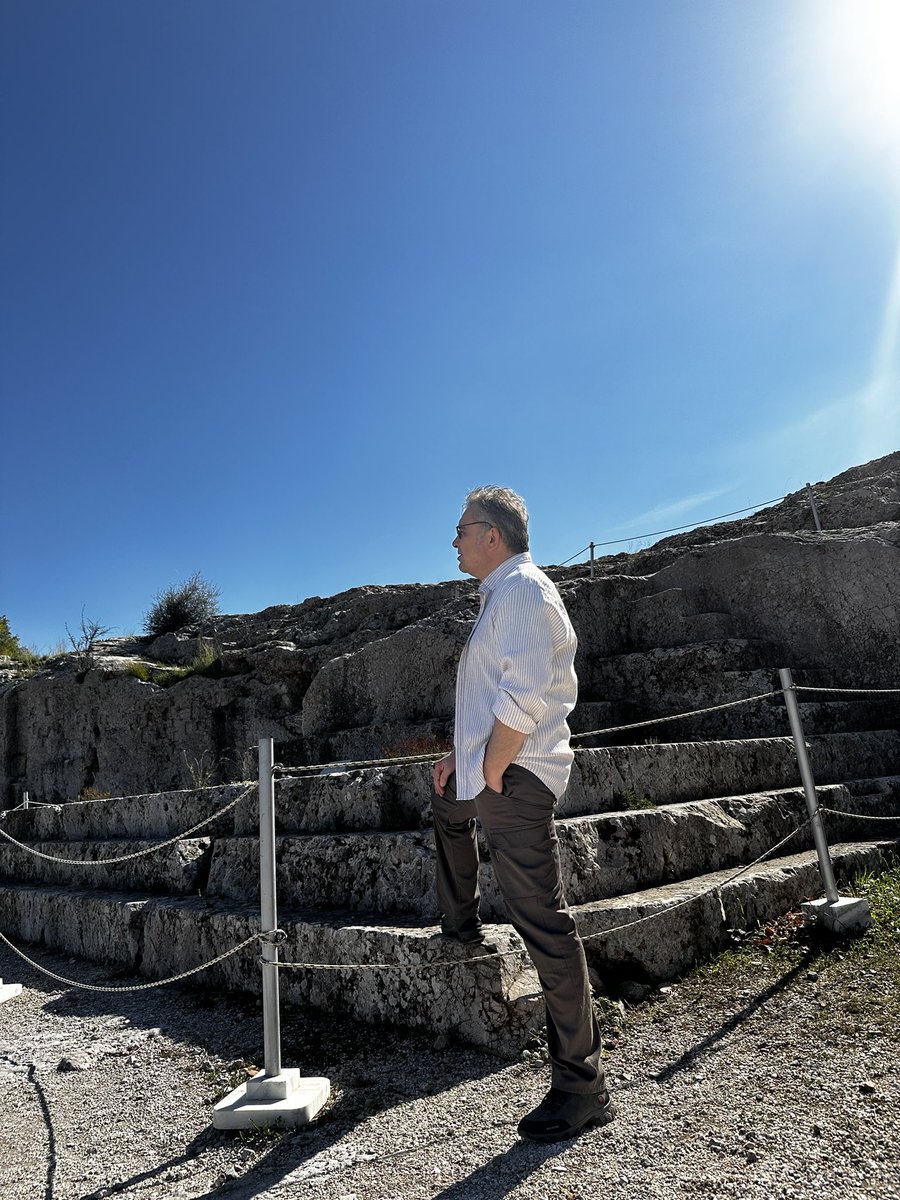 atakantwt's tweet image. Sokrates’in savunmasını yaptığı düşünülen Pnyx tepesindeki taş platform. #Bema #Altar
#Pynx

“Eğer gelecekte oğullarım erdem yerine paraya daha çok değer verir ya da sahte bir bilgelik hissine kapılırlarsa, oğullarıma, benim suçlayıcılarıma davrandığım gibi davranılsın.” Socrates