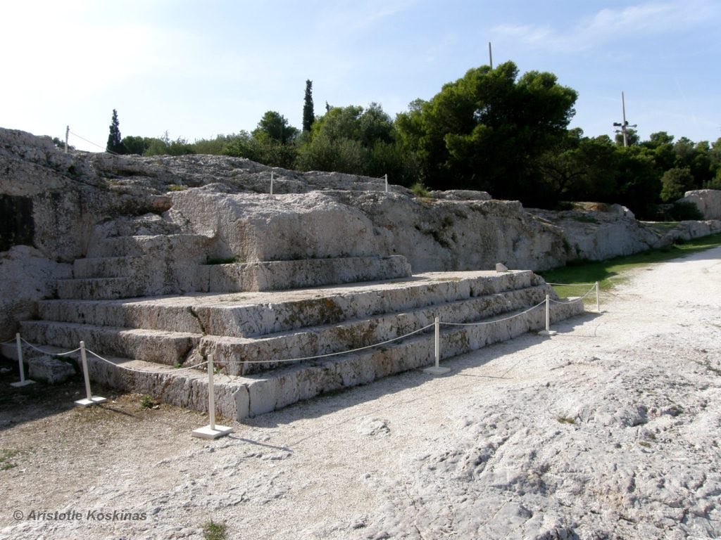 atakantwt's tweet image. Sokrates’in savunmasını yaptığı düşünülen Pnyx tepesindeki taş platform. #Bema #Altar
#Pynx

“Eğer gelecekte oğullarım erdem yerine paraya daha çok değer verir ya da sahte bir bilgelik hissine kapılırlarsa, oğullarıma, benim suçlayıcılarıma davrandığım gibi davranılsın.” Socrates
