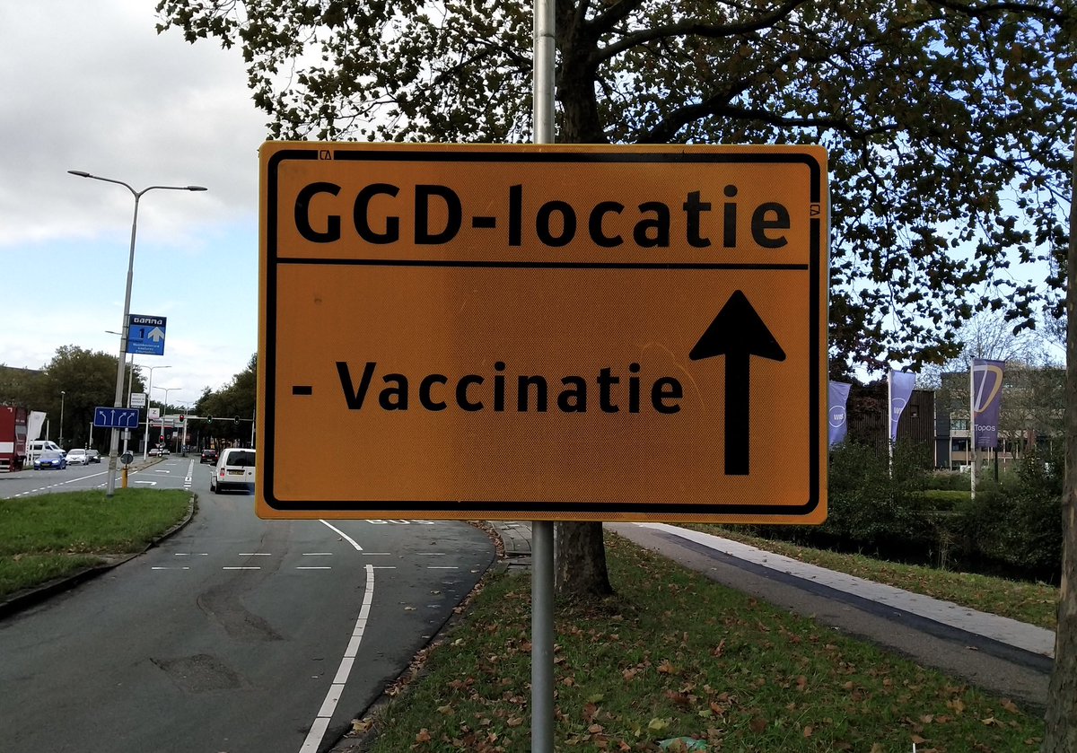 Deze week gevaccineerd.
Inmiddels 2 methoden gewaar:
1. de plooiprik, de prikster drukt met de vingers een plooi naar boven en drukt de naald met een hoek van 45 ° in de plooi.
2. de dartprik, de naald als een dartpijl loodrecht  in de huid gooien.
Ik kreeg 1, maar prefereer 2.