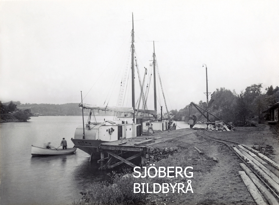 Sjobergbild's tweet photo. Alfred Nobel föddes på dagens datum; 21 oktober 1833. Uppfinnare av dynamiten.
Tillverkning och testverksamhet för dynamit skedde i Nobels fabriksområde Vinterviken i södra Stockholm.
Nobels fartyg ligger förtöjt vid kajen.
Självklart hette det Nitro.
#dynamit #Nobel https://t.co/QR8sXUZ7uH