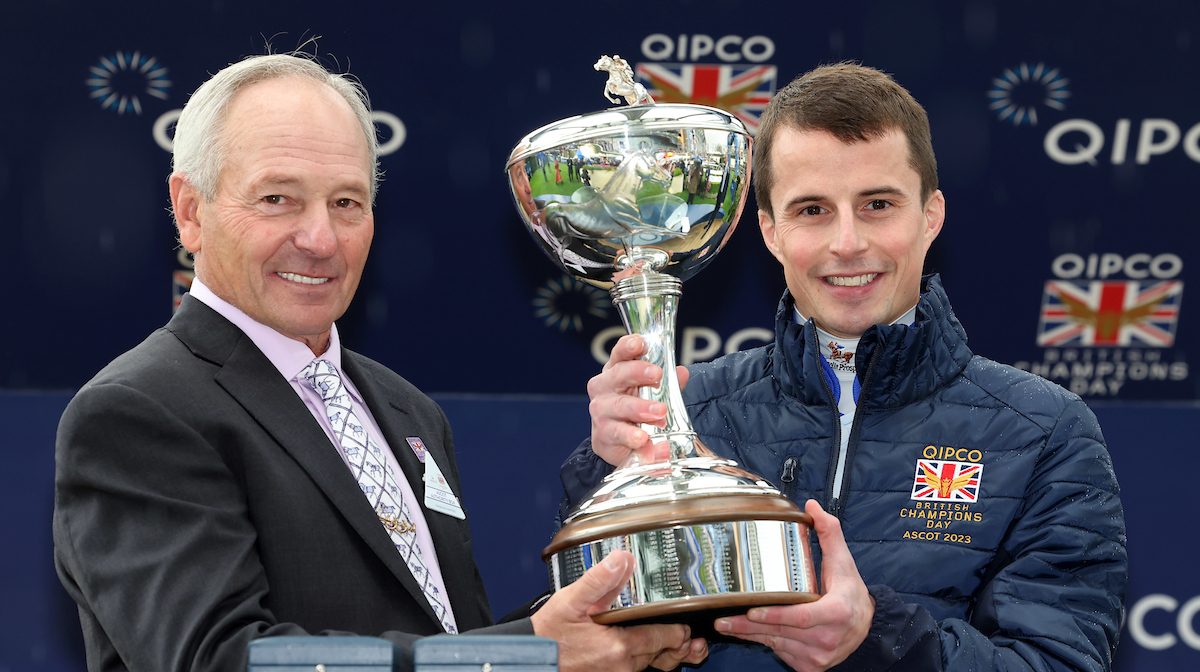 Always meet your heroes 👌

William Buick presented the Champion Jockey trophy by his hero, and newly inducted member of the QIPCO @ChampionsSeries Hall of Fame, Steve Cauthen 🏆

#ChampionsDay