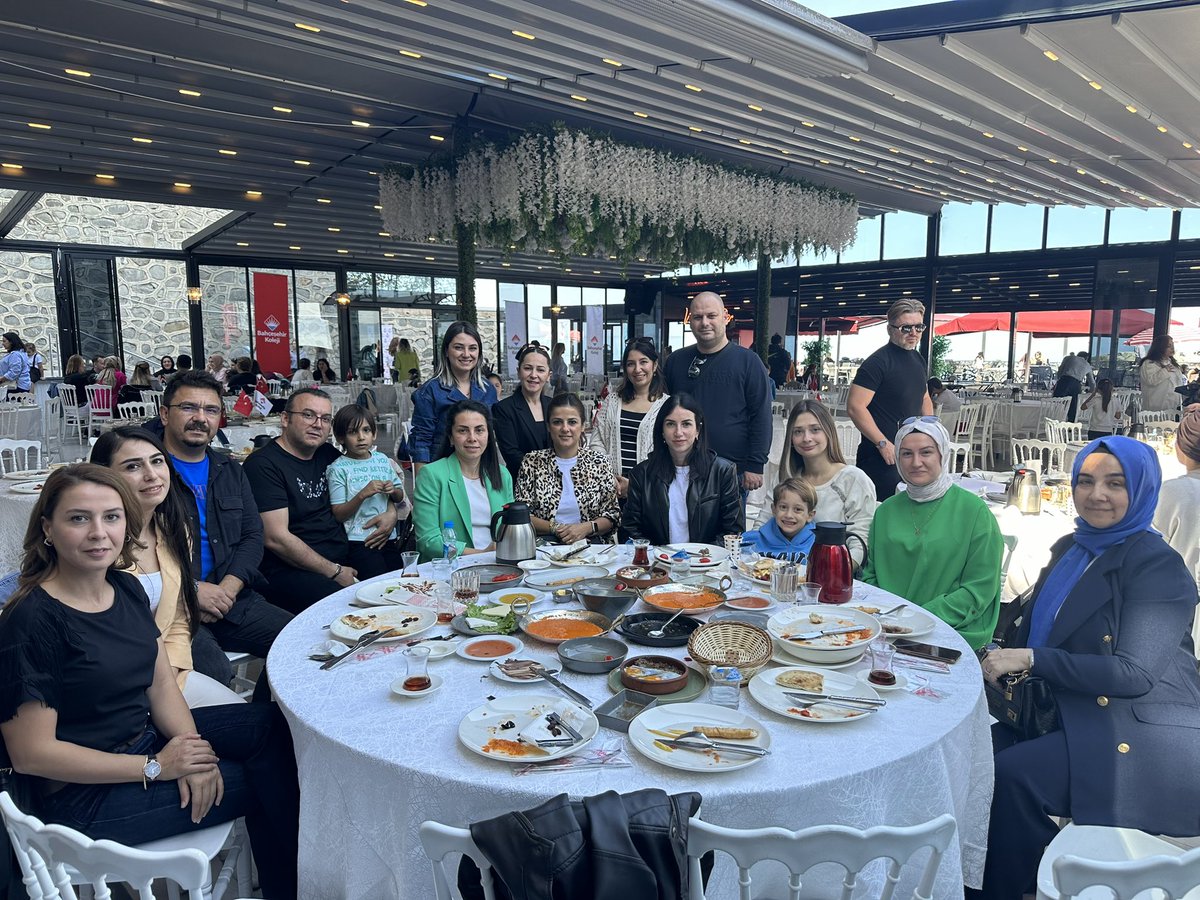 BahcesehirFatsa's tweet photo. İlkokul velilerimiz ve bölgenin en yetenekli öğretmenlerinden oluşan ilkokul kadromuzla kahvaltıdayız 💕 https://t.co/O4p12CgdiX