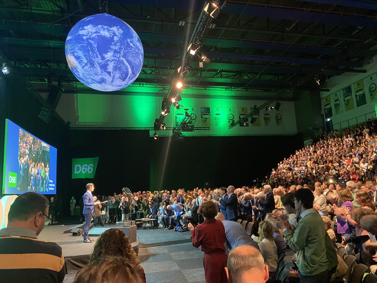 Treffende speech van onze partijleider <a href="/RobJetten/">Rob Jetten</a> over de oorlog in Israël en Gaza. Hij spreekt zich duidelijk uit voor mensenrechten aan beide kanten. De leden van <a href="/D66/">D66</a> geven een staande ovatie voor zijn oproep voor een staakt het vuren en de 2 staten oplossing. #deeldeduif