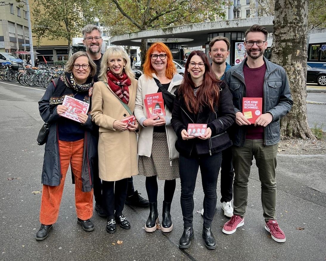 SP Zürich 4 und 5 (@spkreis4_5) on Twitter photo National- und Ständeratswahlen: Jede Stimme zählt – noch bis morgen um 12 Uhr im Stadthaus oder im Stimmlokal deines Quartiers! #wahlch23
Haben heute noch tüchtig für die #Liste2 geworben: die Kandidierenden <a href="/Marco_Denoth/">Marco Denoth</a>, <a href="/SeilerGraf/">Priska Seiler Graf</a>, Sabina Altermatt, <a href="/DuenkiM/">Michèle Dünki-Bättig</a> und <a href="/JdStrub/">Jean-Daniel Strub</a>. 🗳 National- und Ständeratswahlen: Jede Stimme zählt – noch bis morgen um 12 Uhr im Stadthaus oder im Stimmlokal deines Quartiers! #wahlch23
Haben heute noch tüchtig für die #Liste2 geworben: die Kandidierenden <a href="/Marco_Denoth/">Marco Denoth</a>, <a href="/SeilerGraf/">Priska Seiler Graf</a>, Sabina Altermatt, <a href="/DuenkiM/">Michèle Dünki-Bättig</a> und <a href="/JdStrub/">Jean-Daniel Strub</a>. 🗳