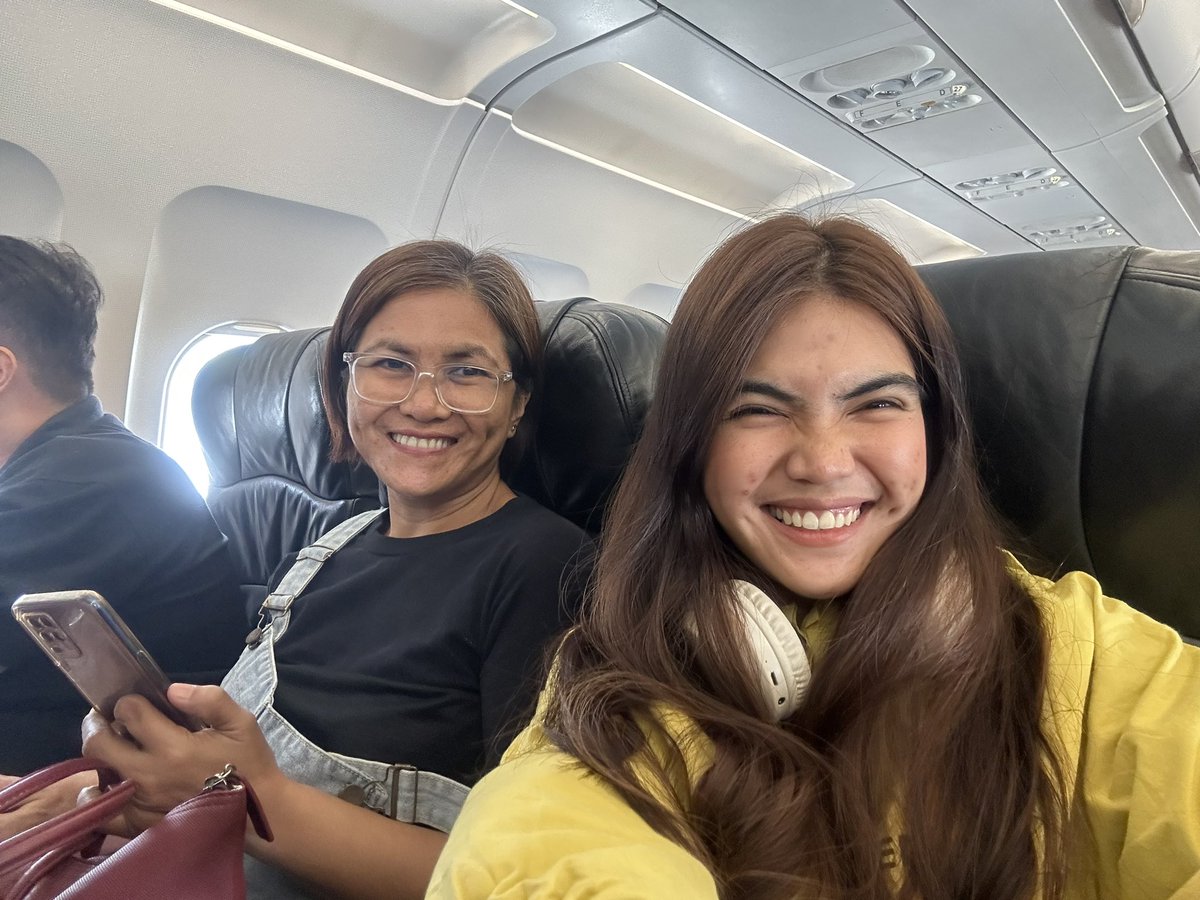 itsmeprincessM's tweet photo. After 3 years of working, sa wakas nasakay ko din ng eroplano yung nanay ko. 

Ganito siguro yung pakiramdam slowly, nagagawa mo na yung plano mo para sa parents mo. 🥹 https://t.co/xlhDY8HqxW