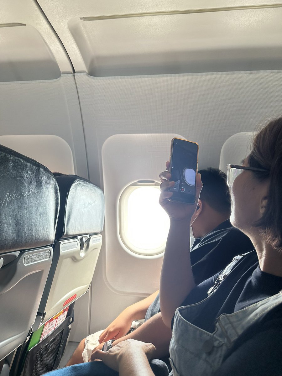 itsmeprincessM's tweet photo. After 3 years of working, sa wakas nasakay ko din ng eroplano yung nanay ko. 

Ganito siguro yung pakiramdam slowly, nagagawa mo na yung plano mo para sa parents mo. 🥹 https://t.co/xlhDY8HqxW