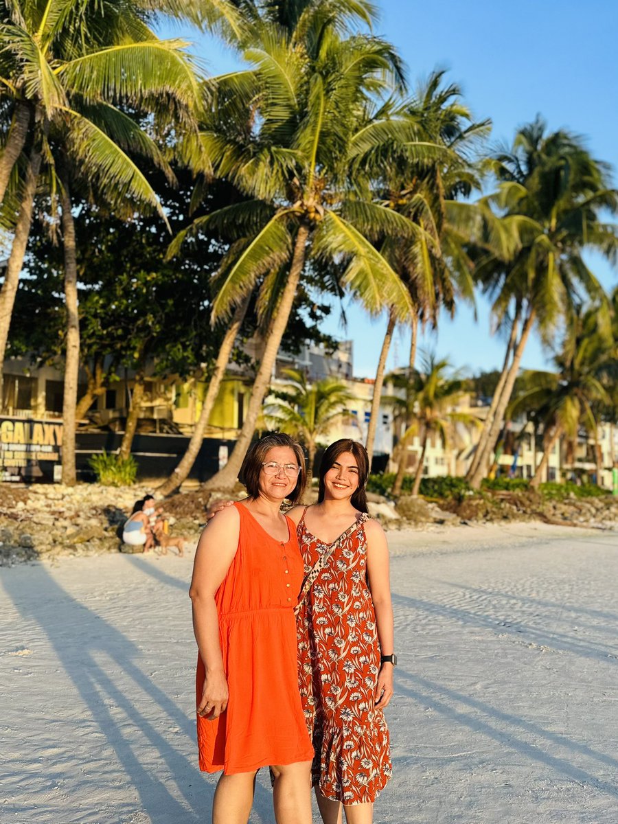 itsmeprincessM's tweet photo. After 3 years of working, sa wakas nasakay ko din ng eroplano yung nanay ko. 

Ganito siguro yung pakiramdam slowly, nagagawa mo na yung plano mo para sa parents mo. 🥹 https://t.co/xlhDY8HqxW