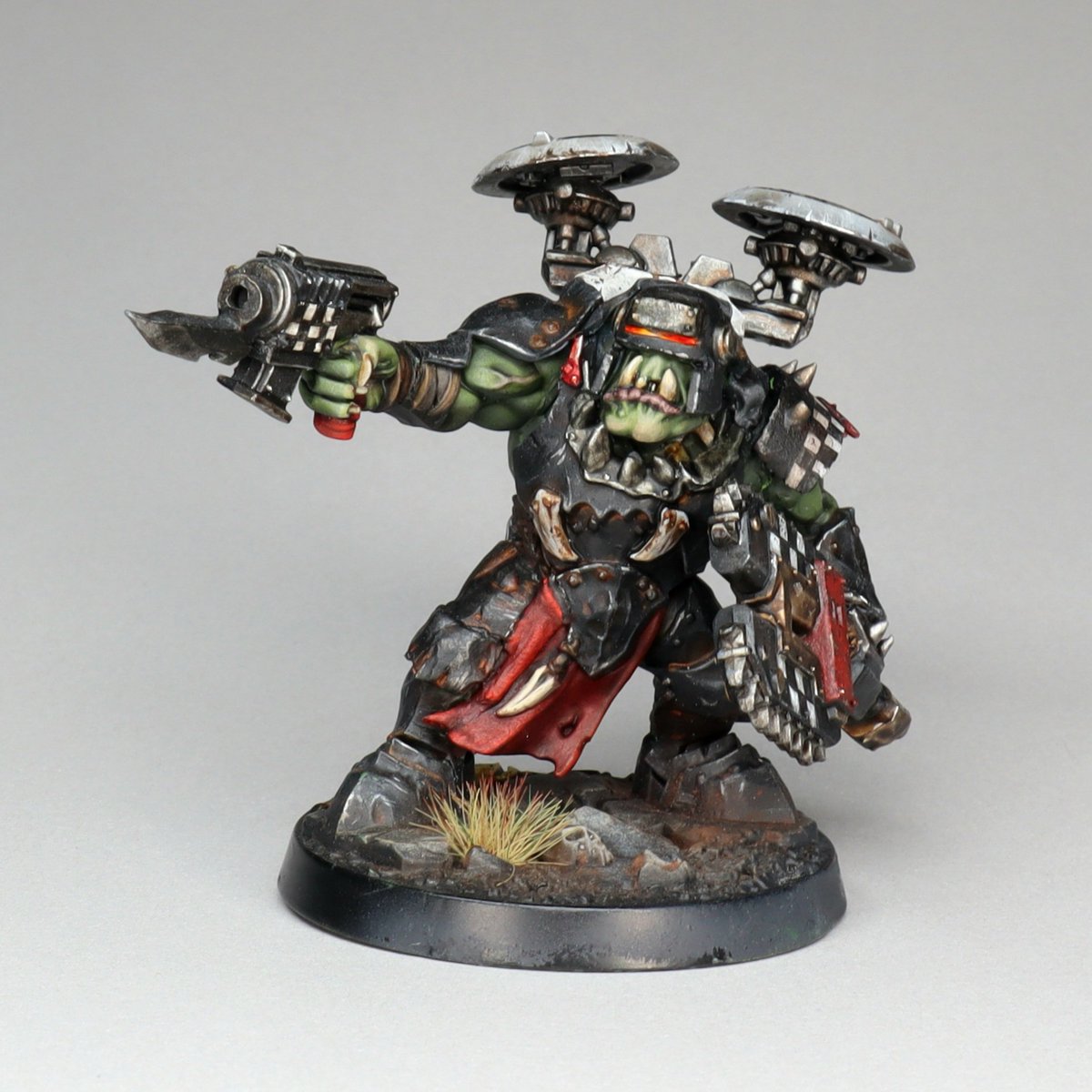 Another Ork for Orktober! Here's one of my favorite minis in my collection, a kitbashed Big Mek w/Kustom Forcefield. It's made from an #warhammerunderworlds brute, Nobz and Tau bits. 

#paintingwarhammer #warhammer #warhammer40k #orks #paintingminiatures  #WarhammerCommunity