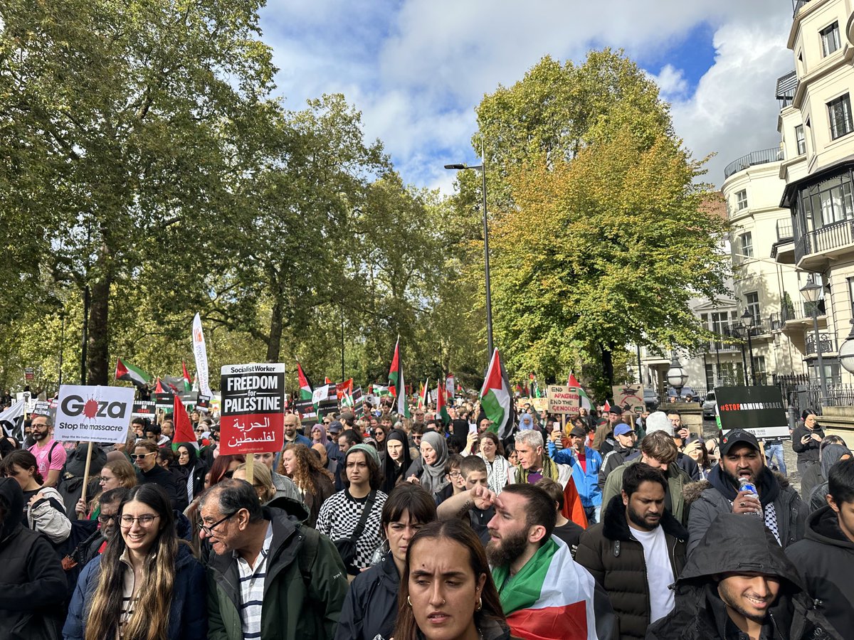 Huge turnout for the #freepalestine demo in LDN .. #CeasefireNow End the war on #Gaza open humanitarian corridors and end the occupation .. a just settlement for a free Palestine is the only peaceful settlement!