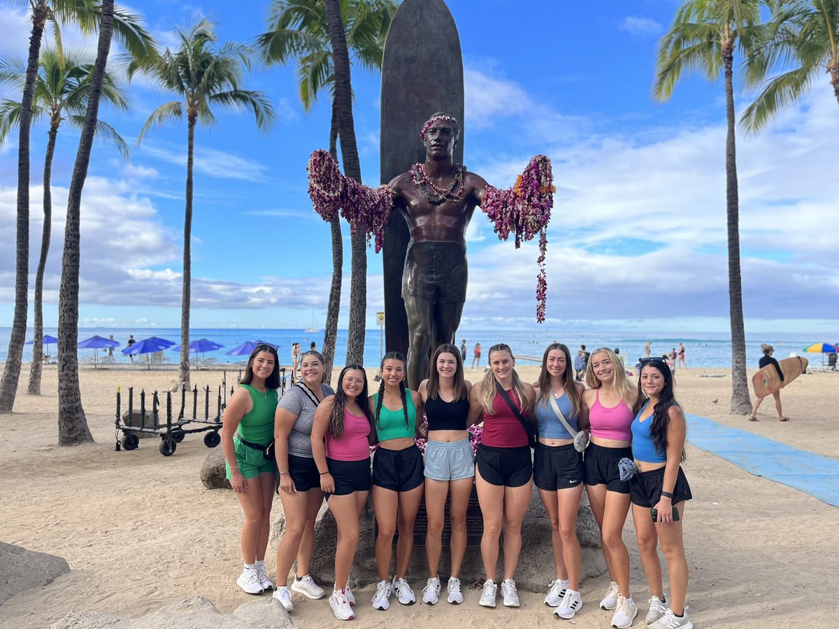 UNCAvlWGolf's tweet photo. Aloha from Diamond Head 🌺🗿#ALLinAVL #BoomDawgs https://t.co/Z7ktjX34Hb