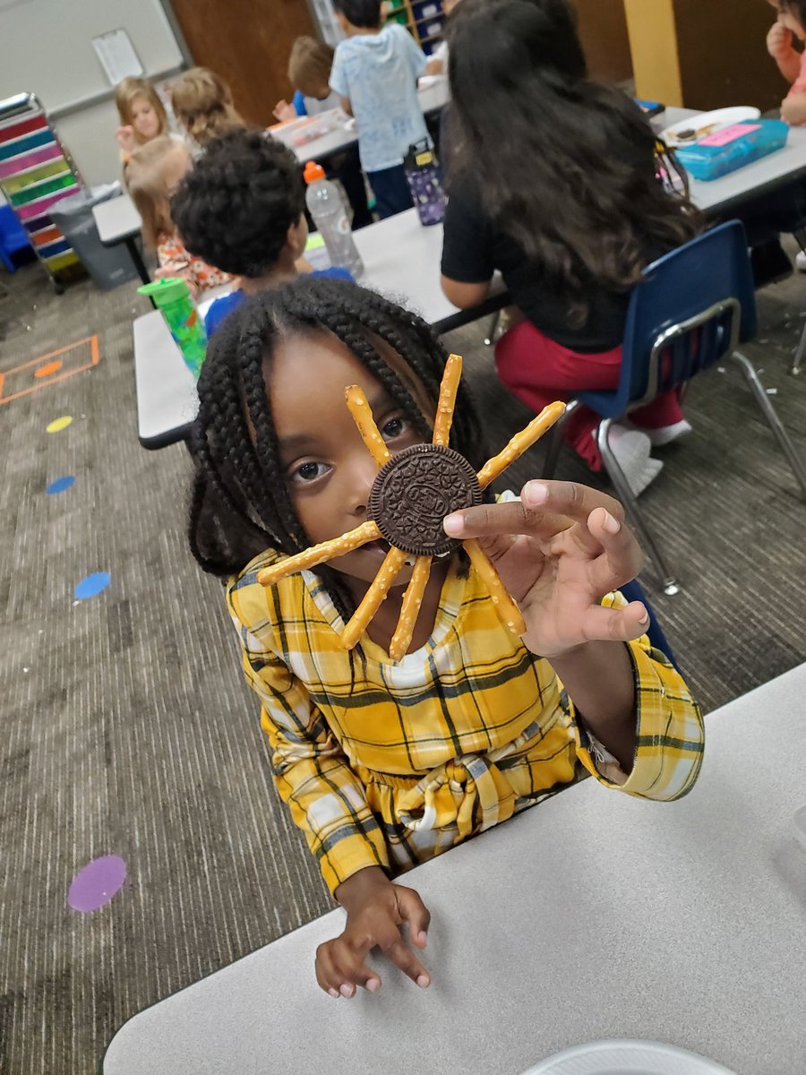 MrsDanas_CPE's tweet photo. Fun Friday! We learned about spiders and the number 8! #CPELeaders #LPLegacy https://t.co/QBiS9ipYxS