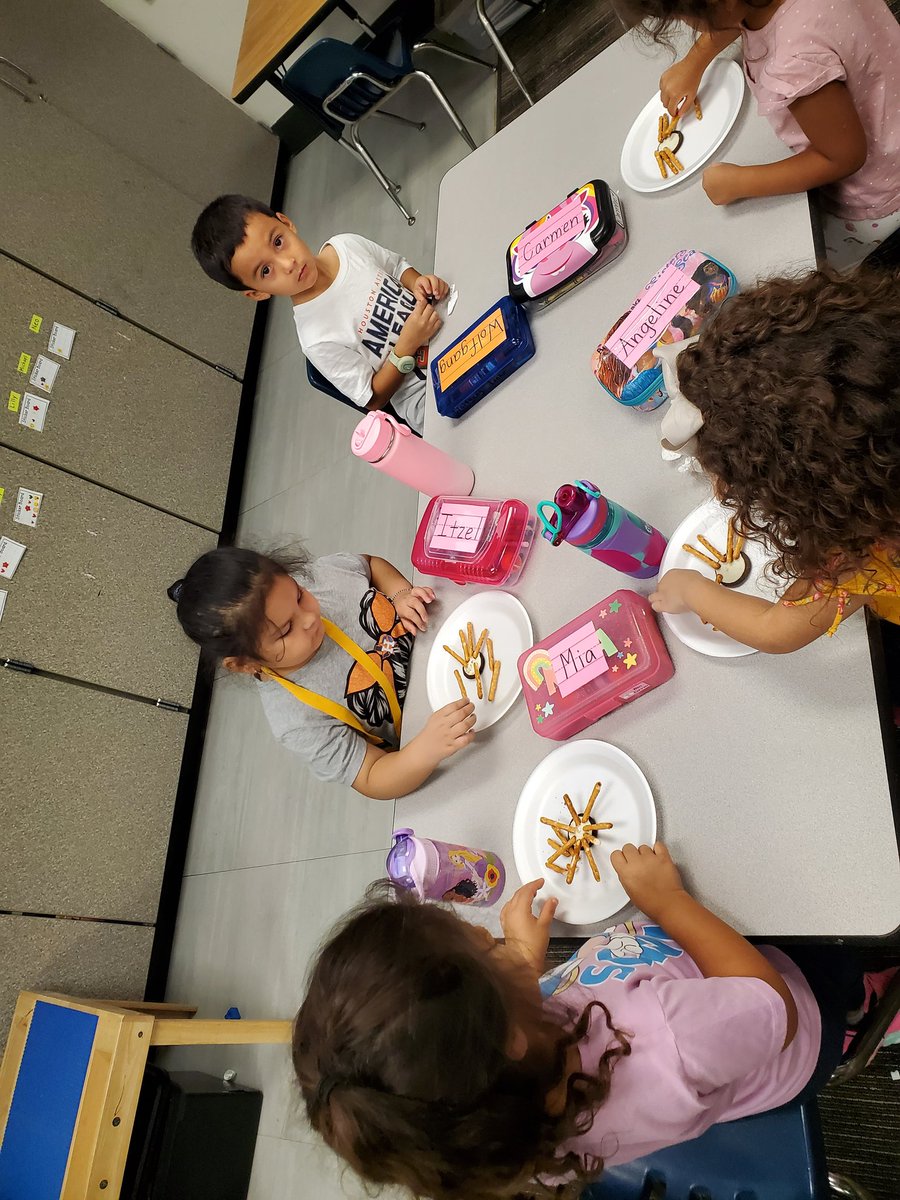 MrsDanas_CPE's tweet photo. Fun Friday! We learned about spiders and the number 8! #CPELeaders #LPLegacy https://t.co/QBiS9ipYxS