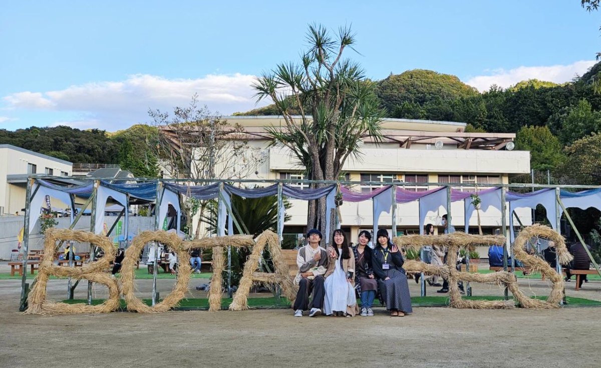 87yuka78's tweet photo. BOTA FES @botafes 

ステージはこどもたちが集まってくれて和やかにはじまり、途中ぱらぱら雨、からのほぼ嵐、笑
一旦避難、再開、最後に光が差し込んで「晴れた〜」て締めくくりました😇

出店者さんのキャンピングカー上での生音ライブもきもちよく、最後は虹🌈

1日自然のなかで生き返った🌵🤍 https://t.co/UcqhXBknaF