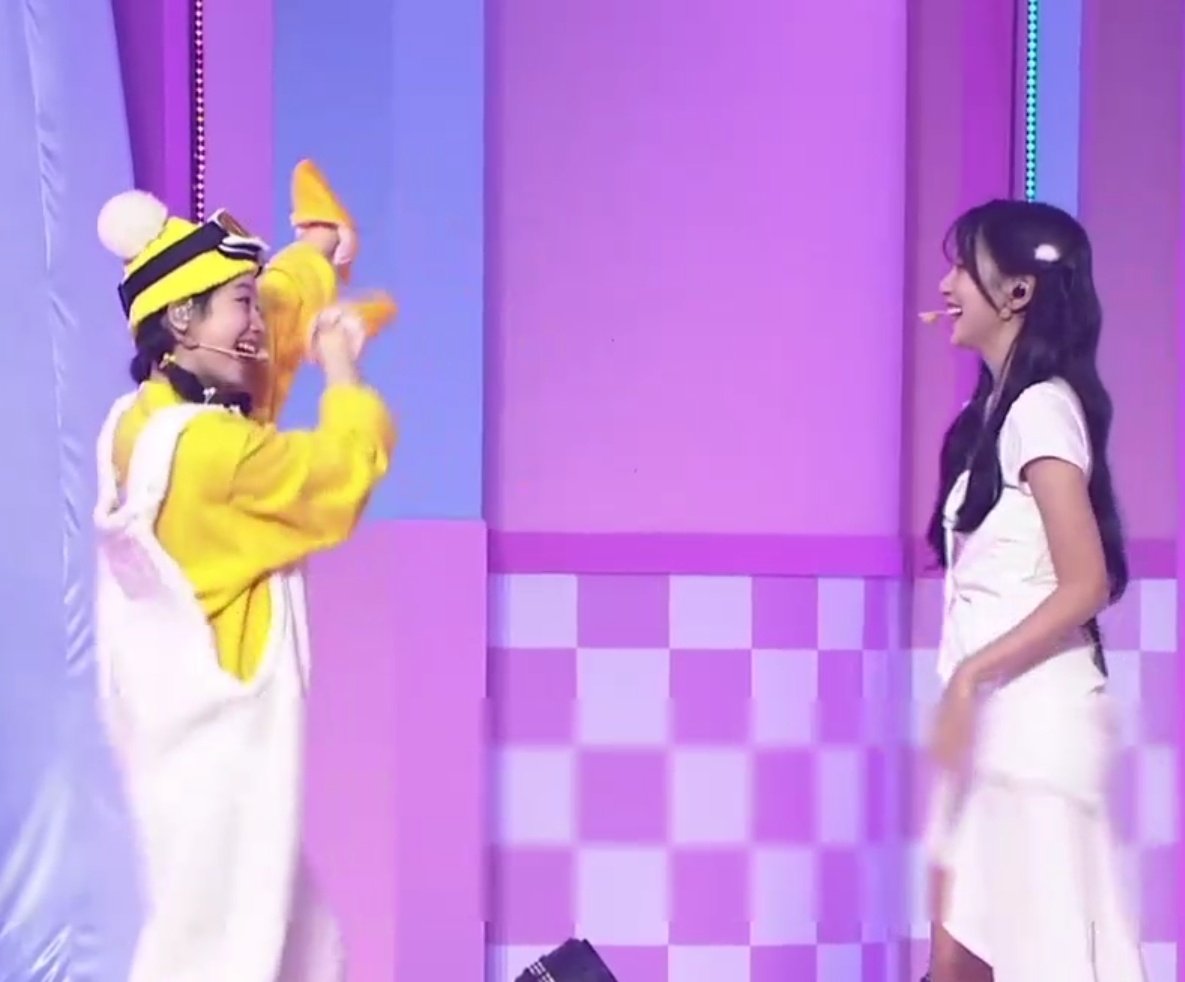mndhtw's tweet photo. I really enjoyed these two interacting like Mina smile 😭😭😭 for dahyun's dance mimic 
#Mina #미나 #ミナ #Dahyun #다현 #ダヒョン @JYPETWICE #TWICE_8TH_ANNIVERSARY https://t.co/RO9tpGf9XA