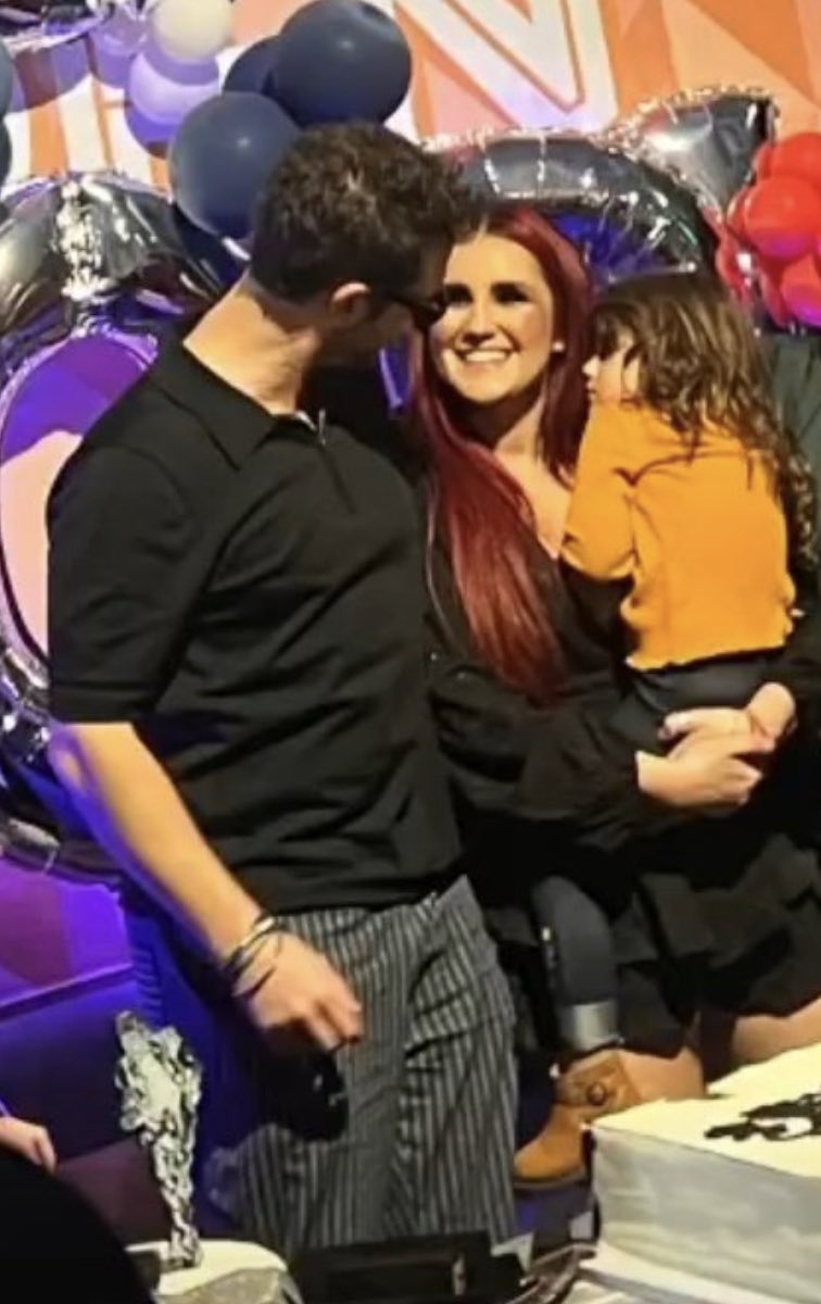 POV: Roberta e Diego casados em 2023, comemorando o aniversário dele com a filha deles. 👨‍👩‍👧❤🥺