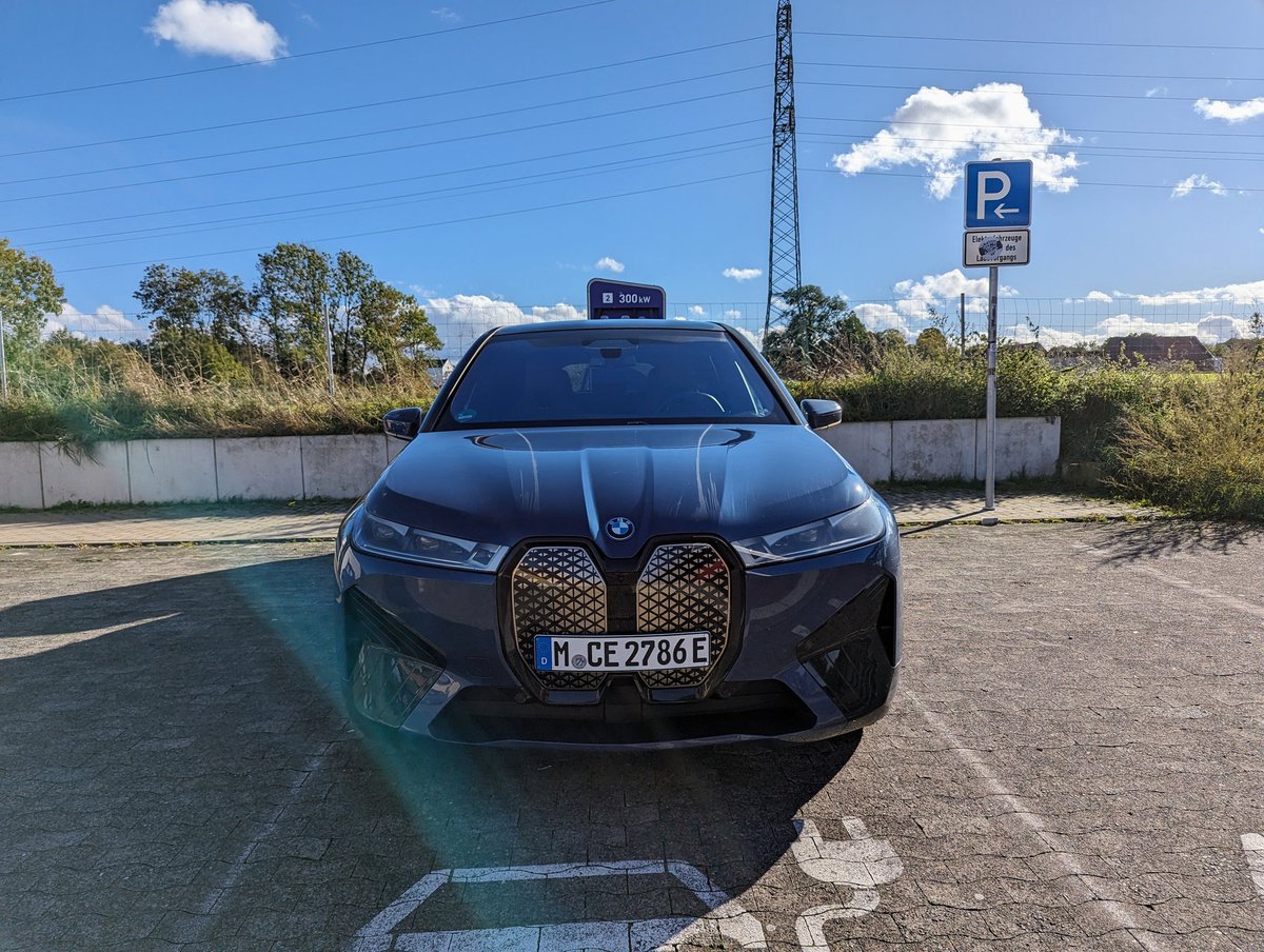 Dominik1409's tweet photo. Ab heute im Test für @TechnikNewsNET der #BMWiX #xDrive50!
Der Bayrische Koloss mit einem sehr speziellen Design. Wie wird er sich so die nächsten Tage anstellen.
Gibt's fragen? Gerne her damit!
Die Farbe gefällt mir sehr! https://t.co/SZ90qfFN2c